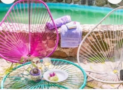 a pink fan and a plate of food on a bike at Glamping Teques Naturaleza de lujo Granja El Sol in Xoxocotla