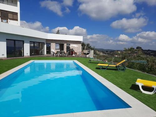 uma villa com uma piscina e uma casa em Varandas da Vista Alegre em Arouca