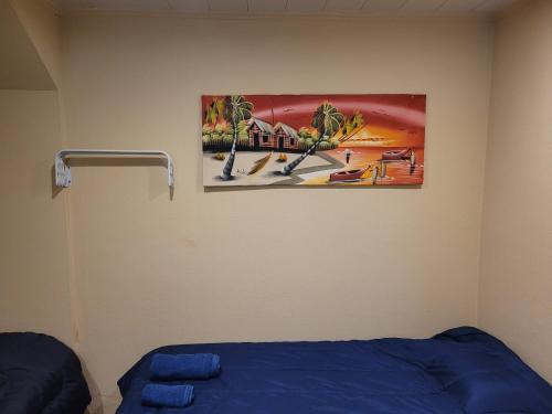 een slaapkamer met een schilderij aan de muur bij Departamento céntrico in Tres Arroyos
