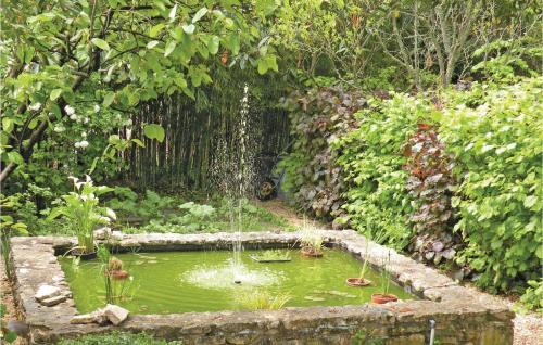 une fontaine au milieu d'un étang dans un jardin dans l'établissement Nice Home In St Didier With Kitchen, à Saint-Didier