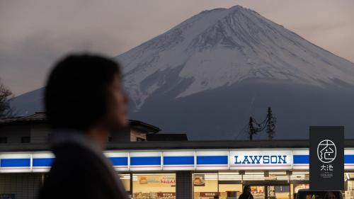 富士河口湖町にある富士河口湖温泉　富士山の見える温泉旅館　大池ホテルの建物裏山歩行者