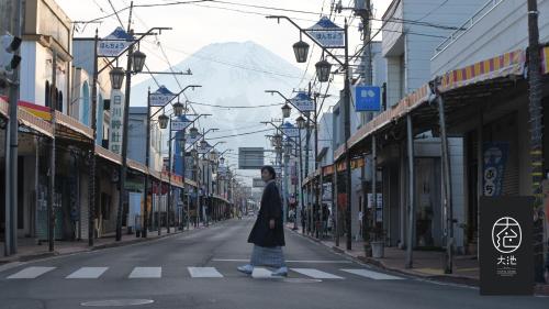 une personne traversant une rue dans une ville dans l'établissement Oike Hotel, à Fujikawaguchiko
