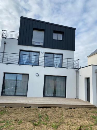 a house with a balcony on top of it at Maison vue mer st anne du Portzic in Brest