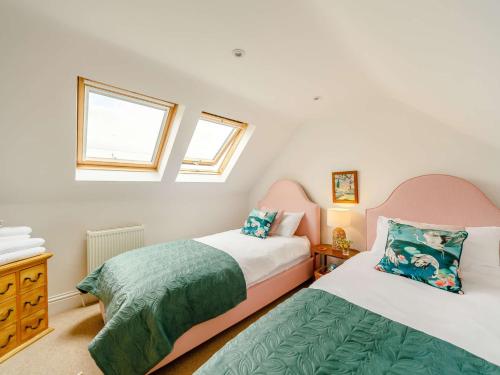 twee bedden in een kamer met twee ramen bij 3 bed property in Swinton 89133 in Swinton