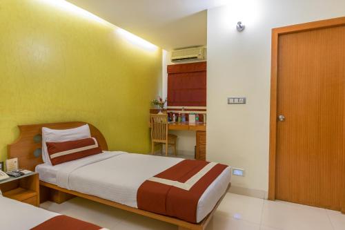 a bedroom with a bed and a desk in a room at Octave Hotel & Spa - Marathahalli in Bengaluru