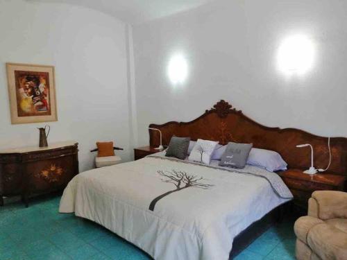 Un dormitorio con una cama con un árbol. en Los Huacales Apartamento, en Oaxaca City
