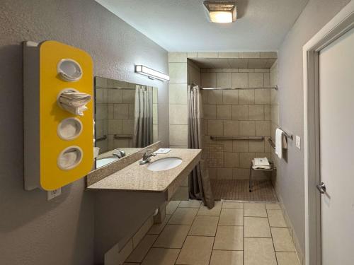 baño con 2 lavabos y espejo grande en Motel 6-Janesville, WI en Janesville
