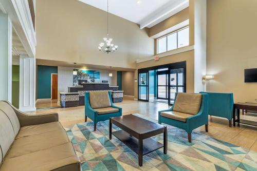 una hall con divano, sedie e tavolo di Best Western Port Lavaca Inn a Port Lavaca