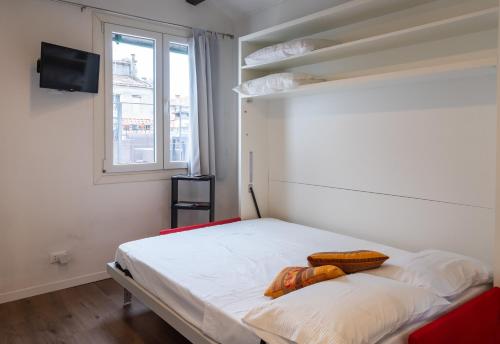 um quarto com uma cama e uma janela em Casa Loredana em Veneza