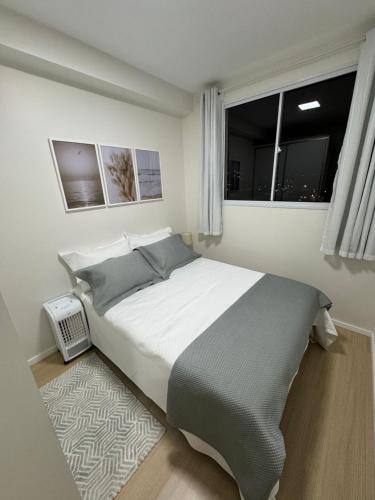 a bedroom with a large bed and a window at Perto do Metrô, Allianz, Espaco Unimed, Anhembi, Memorial, Pacaembu e Paulista in Sao Paulo