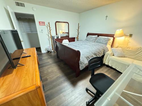 a bedroom with a bed and a desk and a chair at Beautiful House with Fantastic view in Azusa in Azusa
