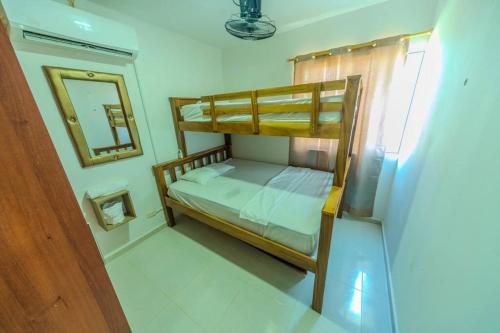 een stapelbed in een kamer met een spiegel bij Cozy/Exclusive 17th floor apartment with sea view in Cartagena