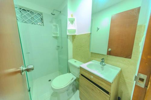 een badkamer met een toilet, een wastafel en een douche bij Cozy/Exclusive 17th floor apartment with sea view in Cartagena