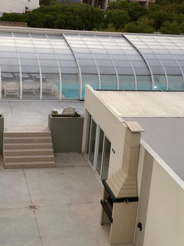 a bench on the roof of a building with a pool at Frente al mar con pileta in Quequén
