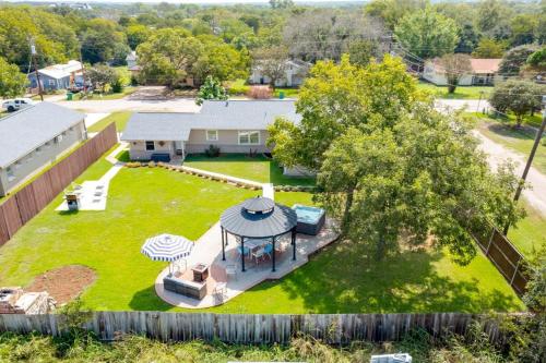an aerial view of a yard with a gazebo at Entertainers Paradise 16m to wine trail 2 kings in Blanco