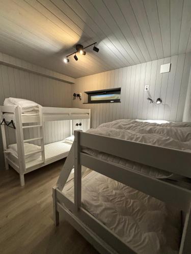 a bedroom with two bunk beds in a room at Toppvillan - Ski In - Ski Out - 200 m till toppen och cykelleder in Järvsö