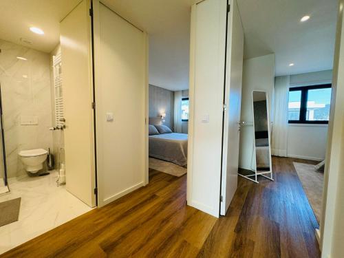 a room with a bathroom with a bed and a toilet at Paradis bleu in Marinhas