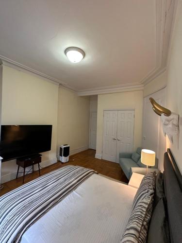 1 dormitorio con 1 cama y TV de pantalla plana en TIME SQUARE 42nd Street Private Room, en Nueva York