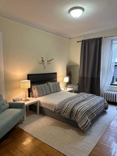 1 dormitorio con 1 cama y un pájaro en la pared en TIME SQUARE 42nd Street Private Room, en Nueva York