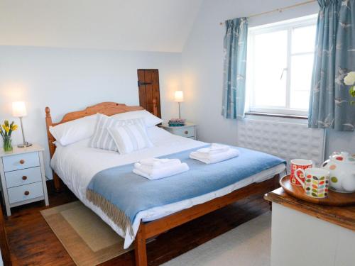 1 dormitorio con 1 cama con 2 toallas en 3 Bed in Dymchurch 46913, en Littlestone-on-Sea