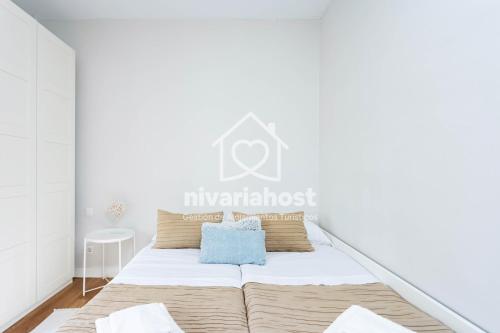 1 dormitorio con 1 cama en una habitación blanca en The Happy Place Santa Cruz, by Nivariahost, en Santa Cruz de Tenerife
