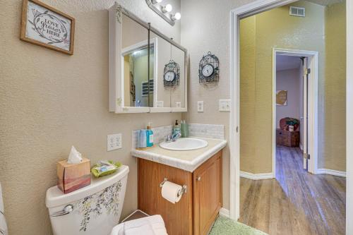 La salle de bains est pourvue d'un lavabo et d'un miroir. dans l'établissement Lincoln Vacation Rental with Private Fire Pit!, à Lincoln