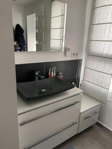 une salle de bain avec un lavabo et un miroir dans l'établissement Amazing Flat Near Parc Monceau, à Paris