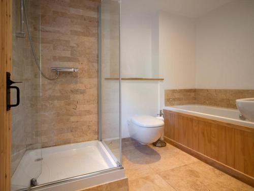y baño con ducha, aseo y lavamanos. en 3 Bed in Haile SZ230 en Hale