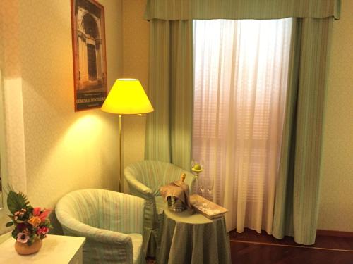 a room with a chair and a lamp and a table at Oscar e Amorina in Montegiorgio