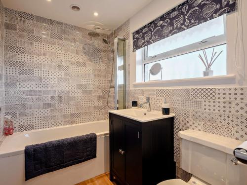 uma casa de banho com um lavatório, uma banheira e um WC. em 3 Bed in Bembridge 90582 em Bembridge