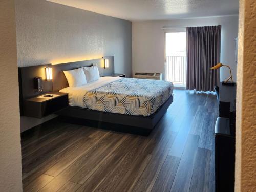a hotel room with a bed and a window at Motel 6-Lincoln, NE - Airport in Lincoln