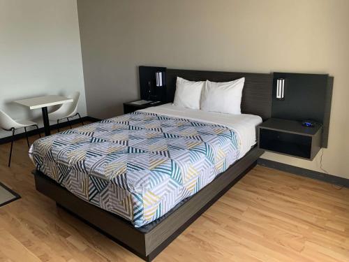 Ein Bett oder Betten in einem Zimmer der Unterkunft Studio 6-Lincoln, NE - Airport