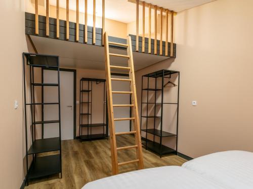 een slaapkamer met een ladder en vier glazen planken bij Ons Huis in Rodenboom