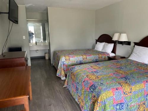 Una cama o camas en una habitación de Nola Inn
