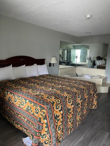 Una cama o camas en una habitación de Nola Inn