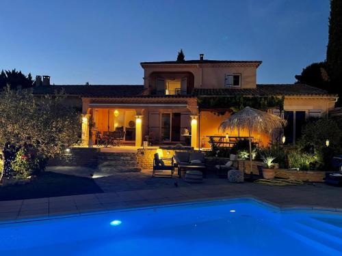 une maison avec une piscine devant une maison dans l'établissement La Roque, à La Roque-sur-Pernes
