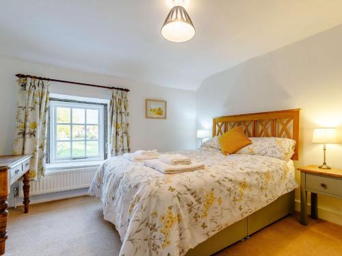 - une chambre avec un lit et une fenêtre dans l'établissement 2 Bed in Ashford In The Water 85823, à Ashford