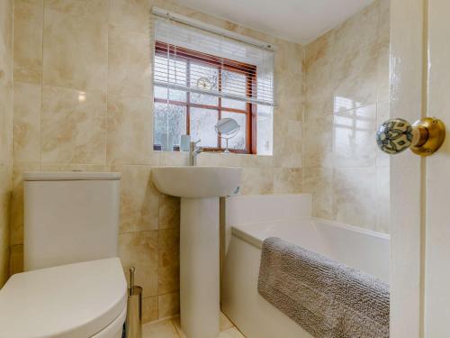 La salle de bains est pourvue de toilettes, d'un lavabo et d'une baignoire. dans l'établissement 2 Bed in Ashford In The Water 85823, à Ashford