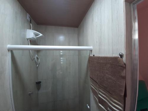 ducha con puerta de cristal y toalla en Mar.5: Compact close to Stella Maris beach and Airport en Salvador