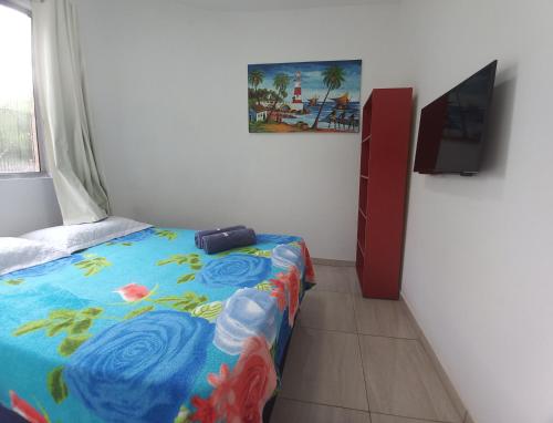 1 dormitorio con 1 cama y TV en Mar.6: spacious 1 room, 2 AC, near Airport and Stella Maris beach en Salvador