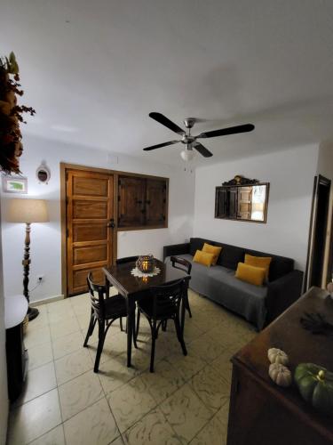 a living room with a table and a couch at La Estrella de Gredos in Guisando