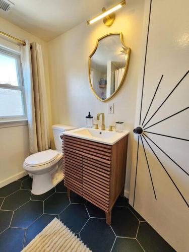 Ένα μπάνιο στο Chic Spacious Apt Near Attractions/Food/EWR/NYC