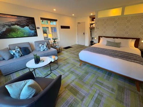Artisan Suites on Bowenにあるベッド