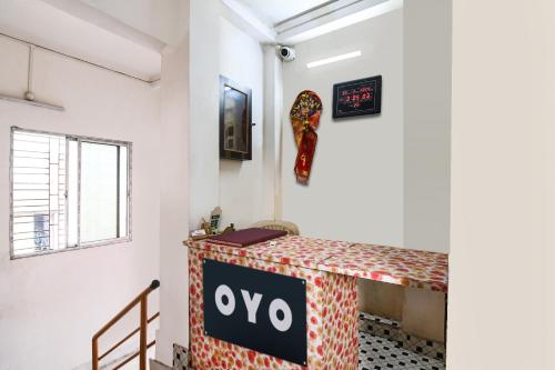 a room with a sign on the wall at Super OYO PPS NEST Guest House in Kolkata
