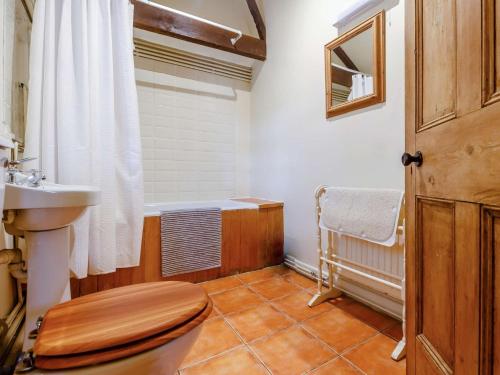 een badkamer met een toilet, een wastafel en een douche bij 2 Bed in Abergavenny 90234 in Llanvetherine