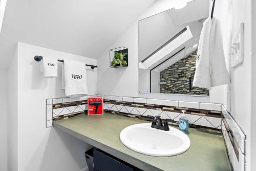 La salle de bains est pourvue d'un lavabo et d'un miroir. dans l'établissement Northside Pittsburgh Upscale Brand New, à Pittsburgh