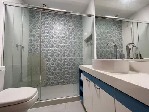 La salle de bains est pourvue d'une douche, de toilettes et d'un lavabo. dans l'établissement Vista Mar na Barra da Tijuca, à Rio de Janeiro