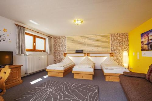 ライト・イム・ヴィンクルにあるFerienwohnung Bettinaのベッド2台とテレビが備わるホテルルームです。