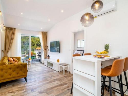 Televisyen dan/atau pusat hiburan di Seaside apartments with a swimming pool Pomena, Mljet - 22317