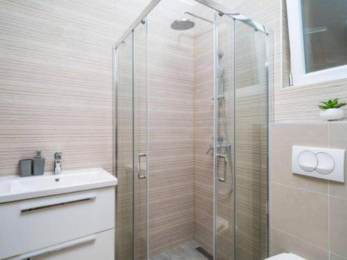 Bilik mandi di Seaside apartments with a swimming pool Pomena, Mljet - 22317